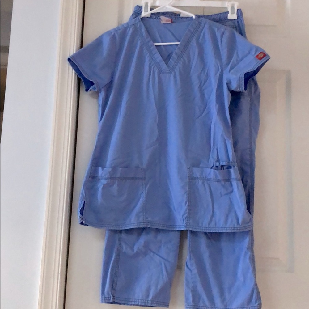 Dickies brand Scrub Set size small 🥼